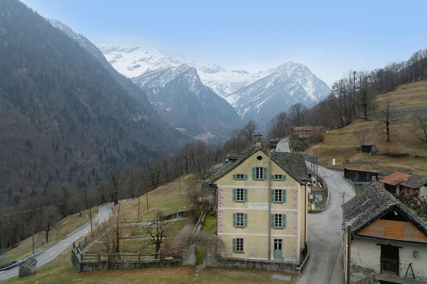 Propriété multifamiliale rénovée avec un flair historique - Photo 2 sur 12