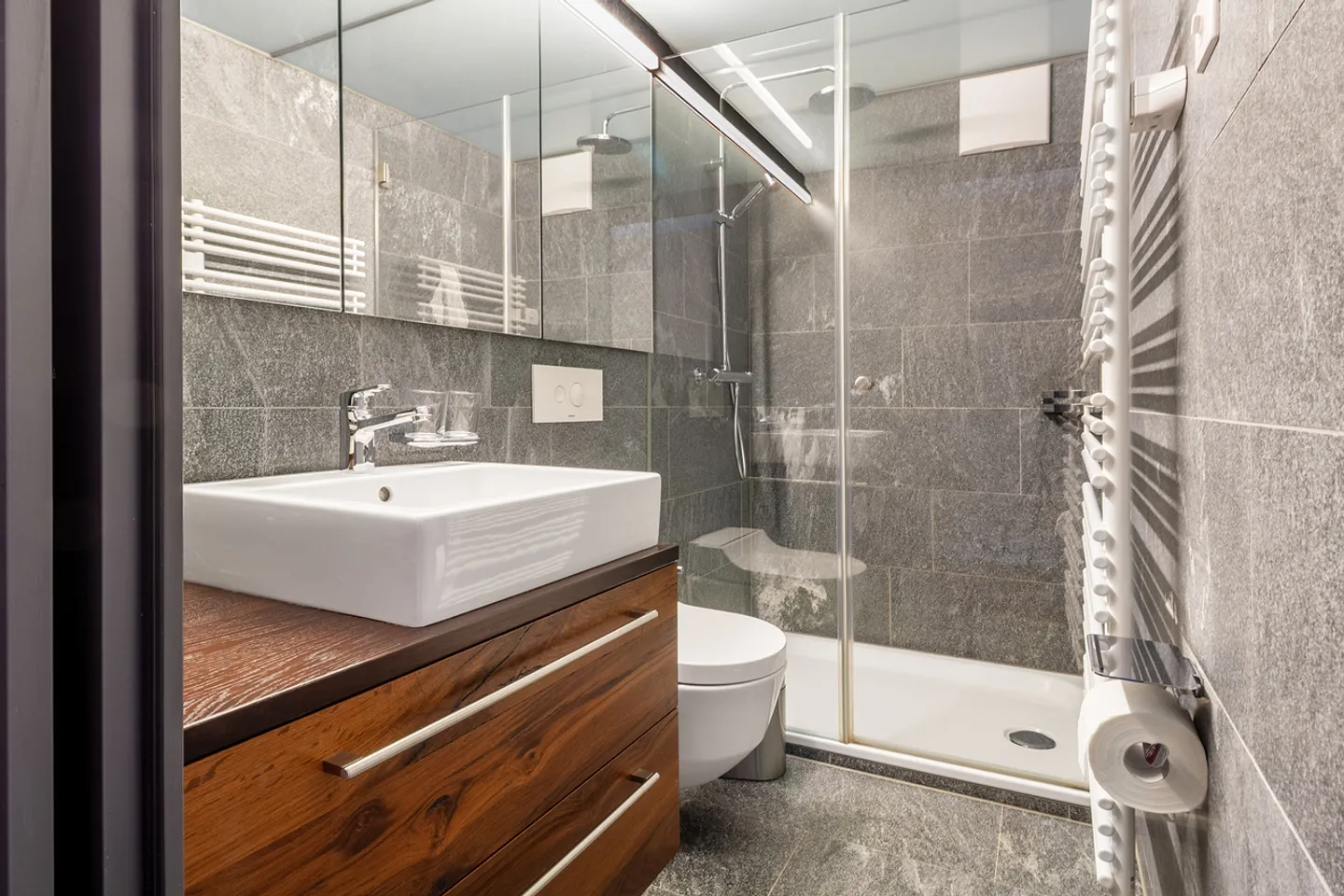 Propriété multifamiliale rénovée avec un flair historique - Photo 7 sur 12