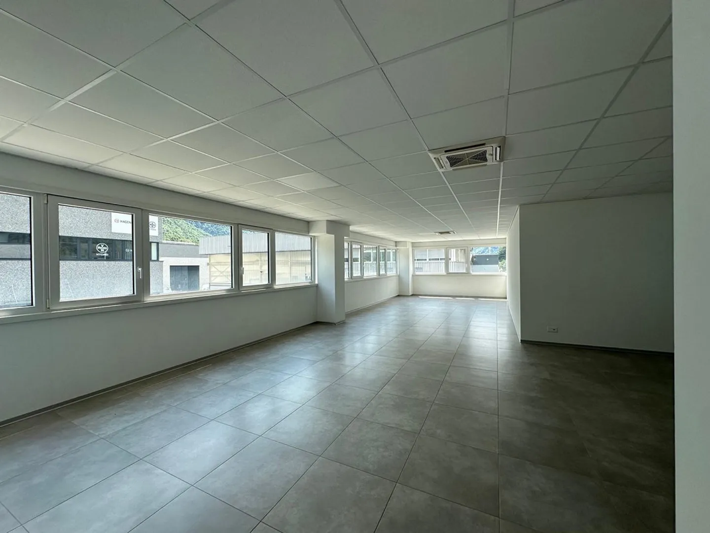 bureaux de différentes tailles et entrepôt à louer - Photo 7 sur 11