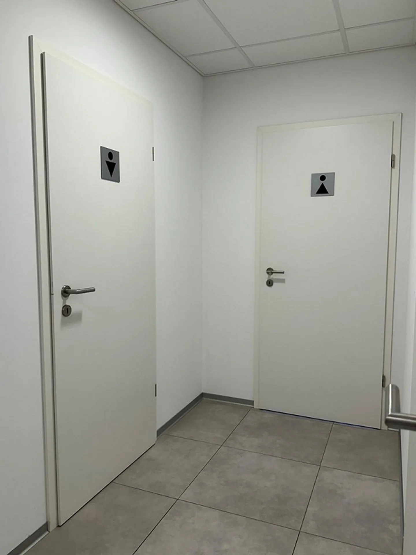 bureaux de différentes tailles et entrepôt à louer - Photo 8 sur 11
