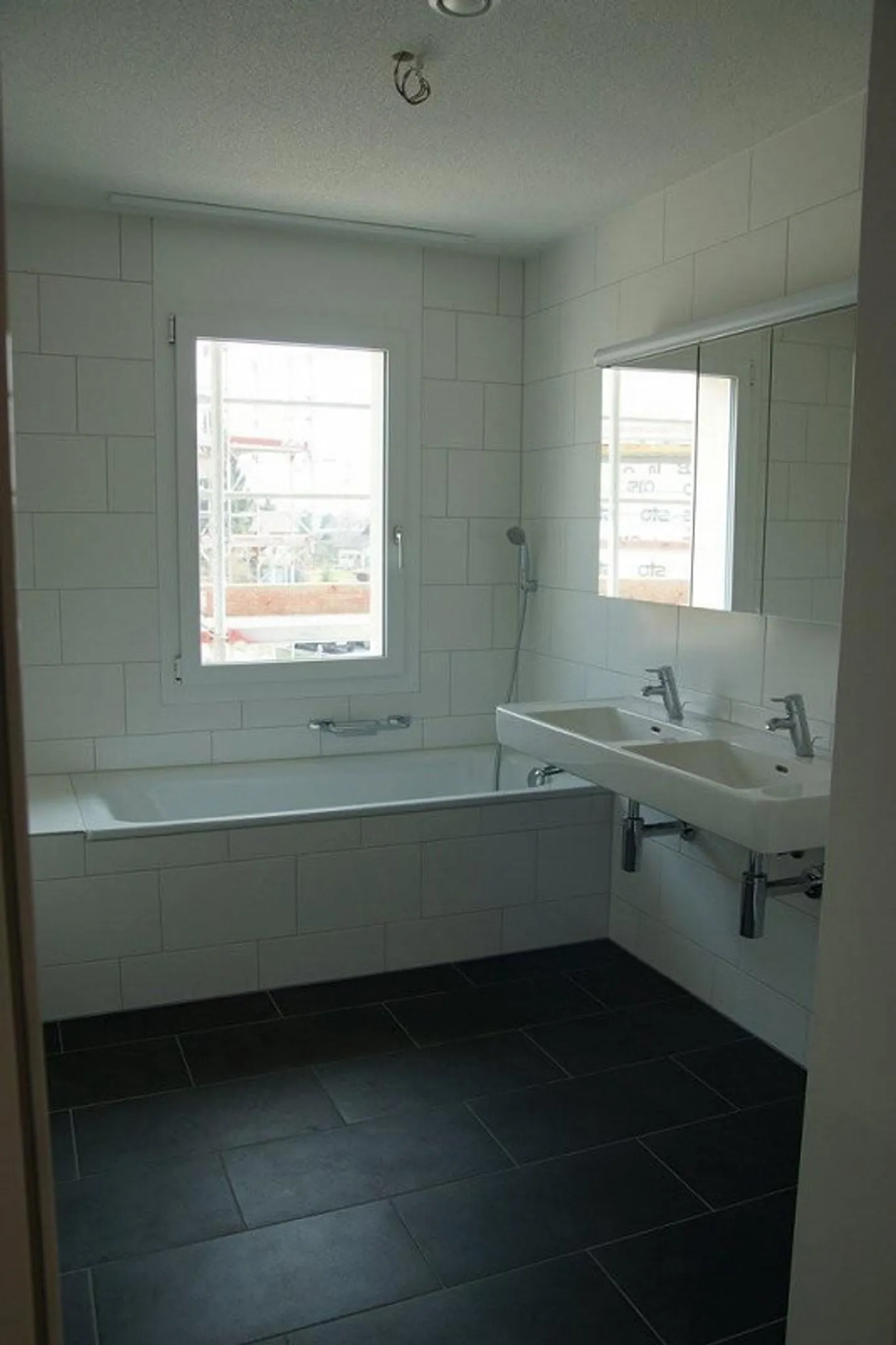 Beau logement à Studen - Photo 4 sur 8