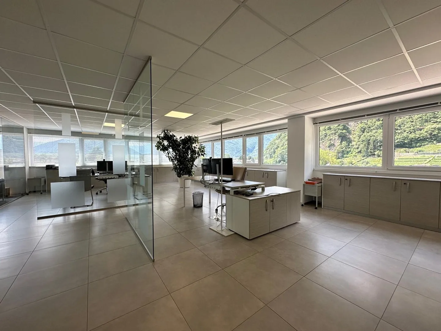 bureaux de différentes tailles et entrepôt à louer - Photo 9 sur 11