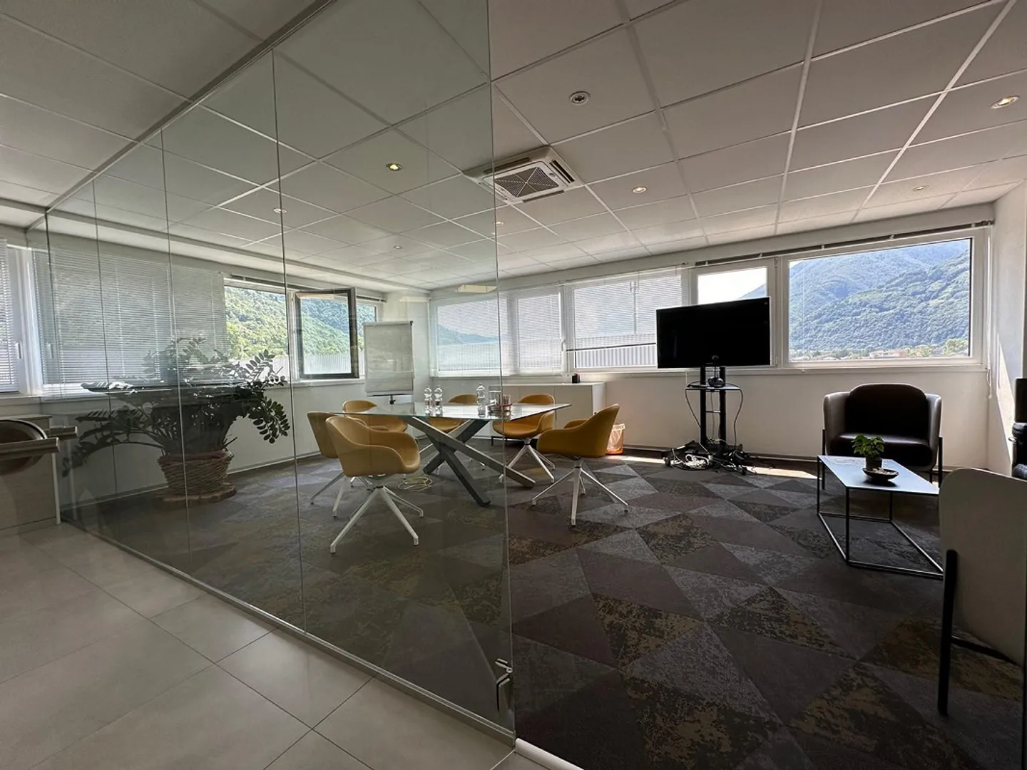 bureaux de différentes tailles et entrepôt à louer - Photo 10 sur 11