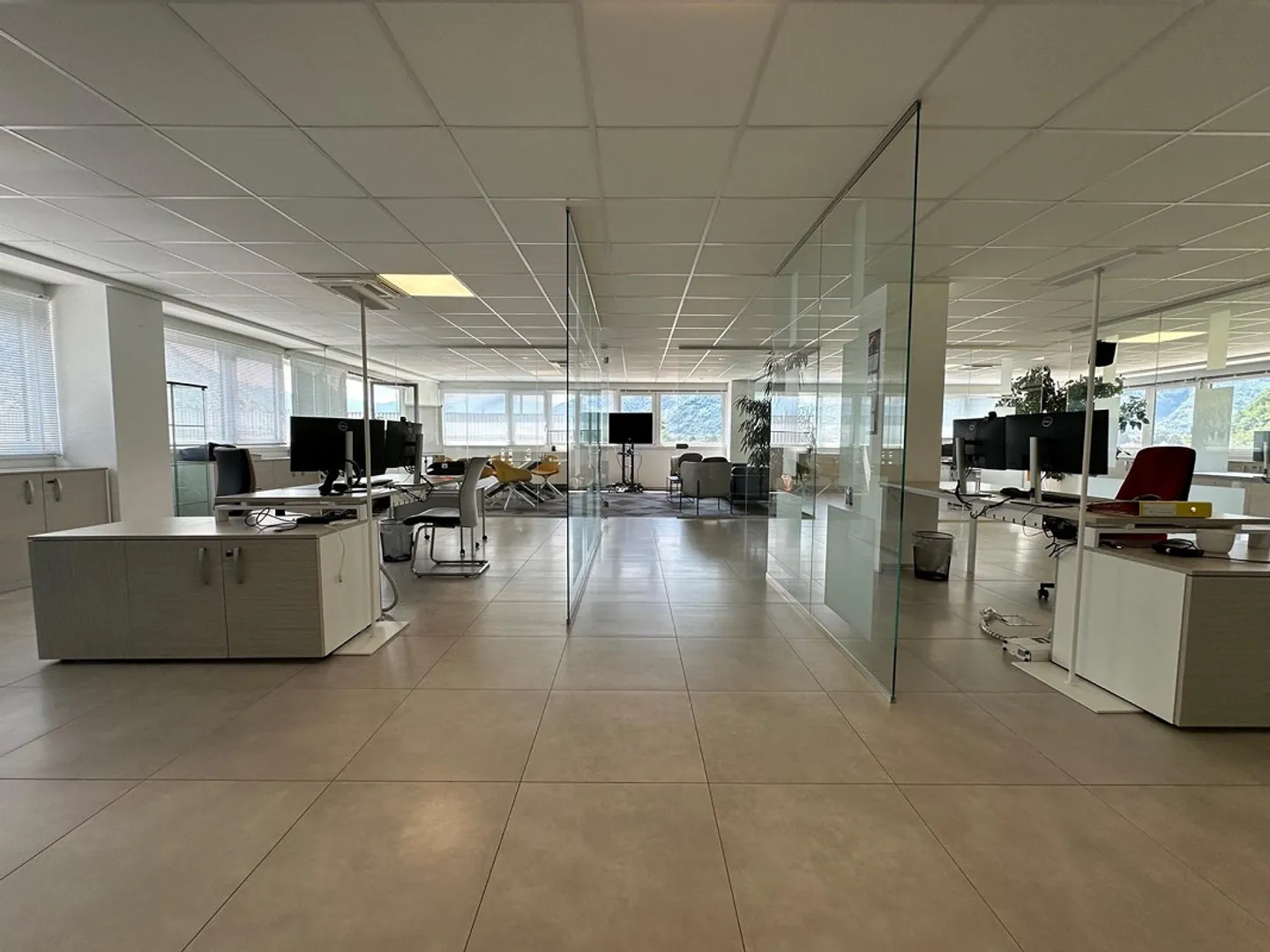 bureaux de différentes tailles et entrepôt à louer - Photo 11 sur 11