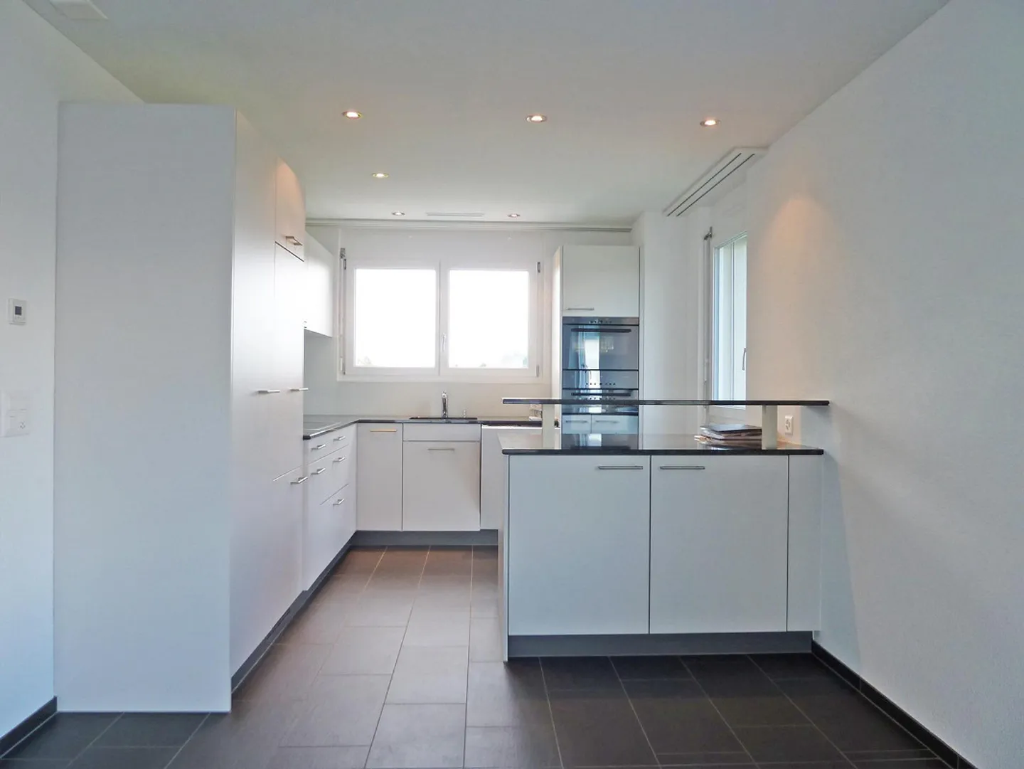 Appartement moderne de 4,5 pièces avec vue sur la nature - Photo 2 sur 10
