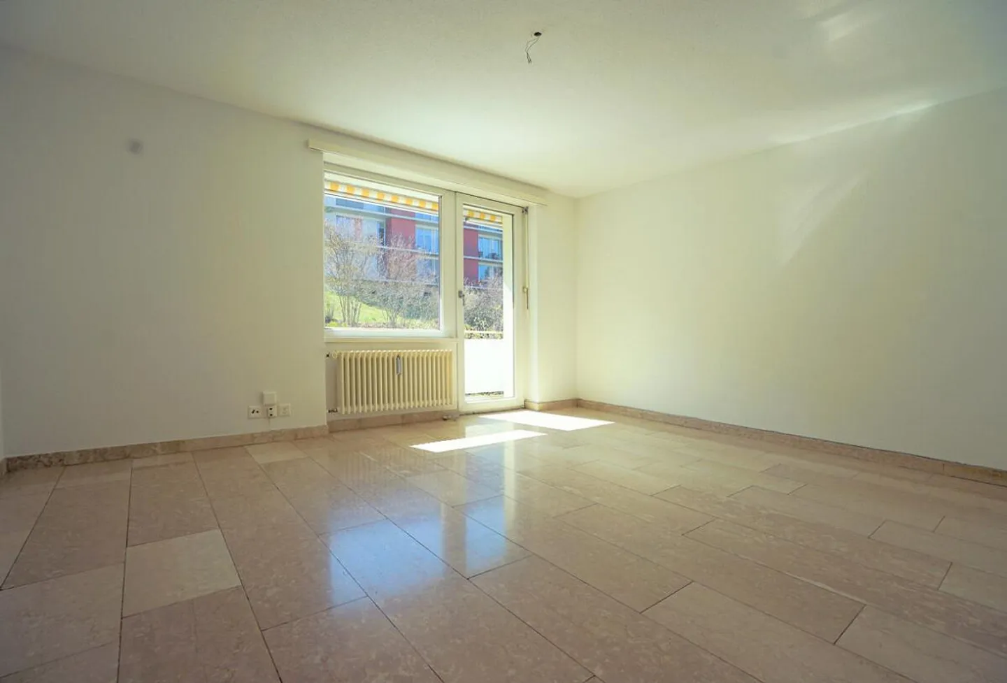 Charming 2.5-room apartment in a popular location! - Photo 2 of 8