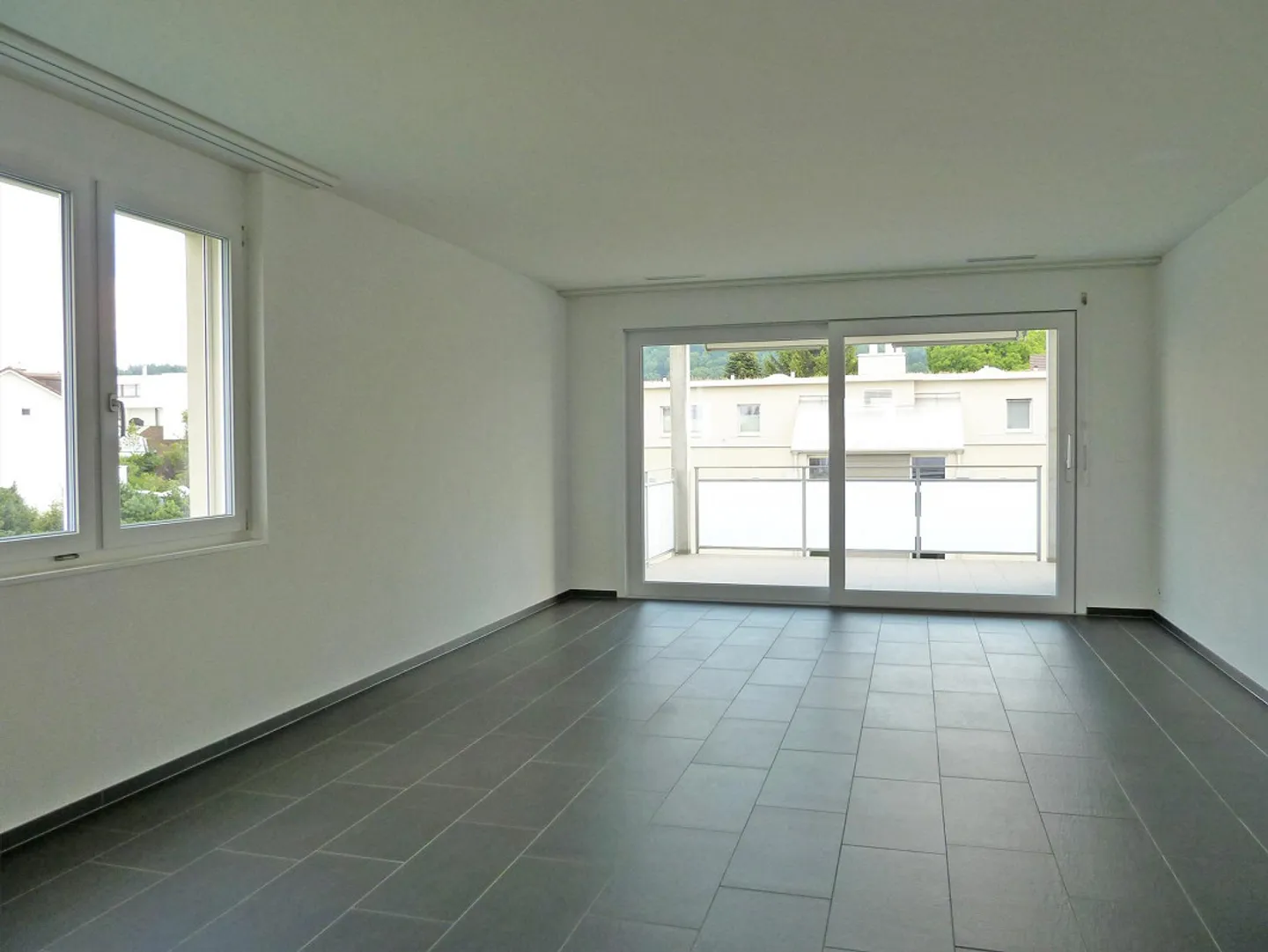 Appartement moderne de 4,5 pièces avec vue sur la nature - Photo 3 sur 10
