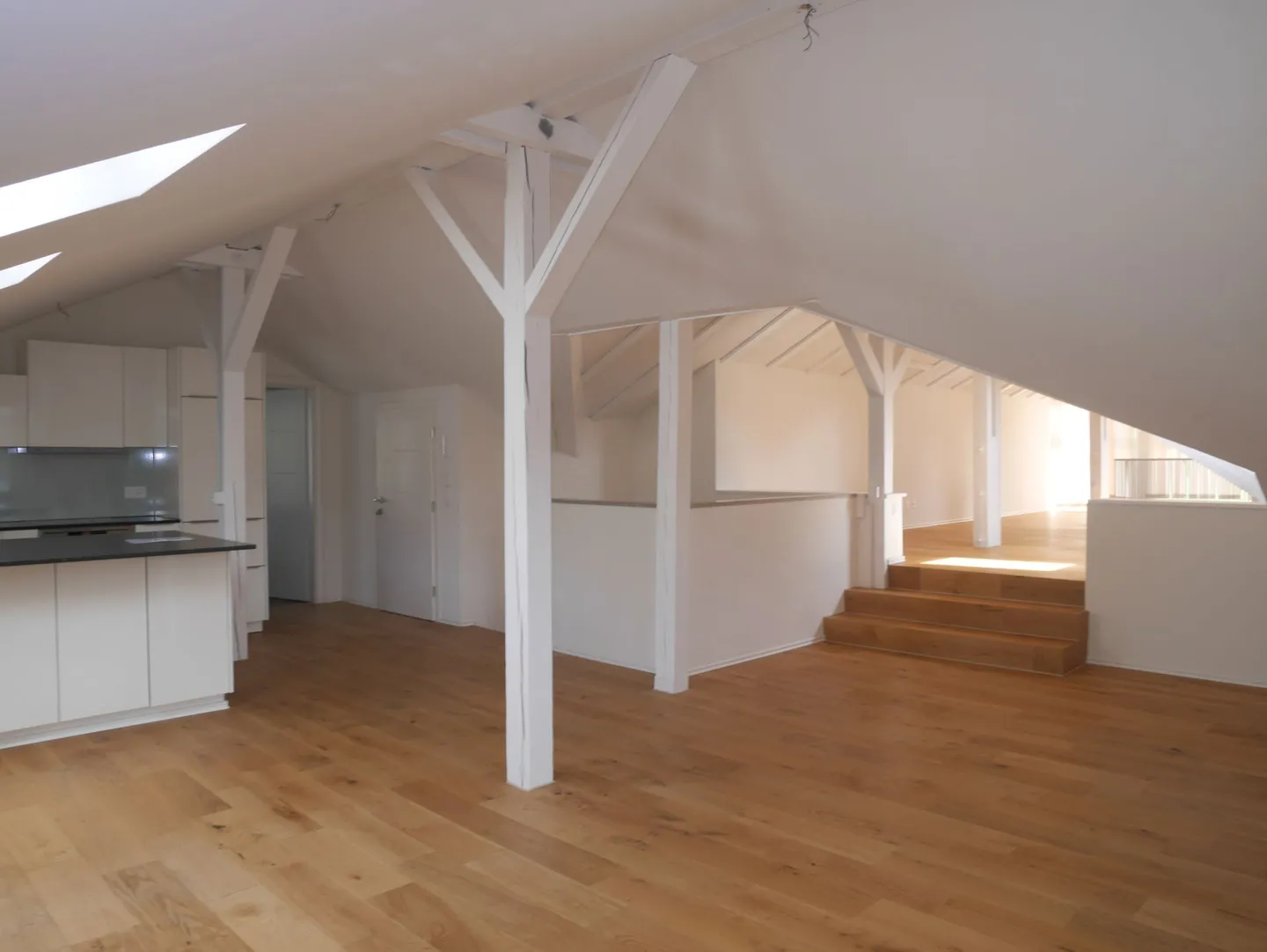 Spacious 2-room maisonette apartment - Photo 3 of 11