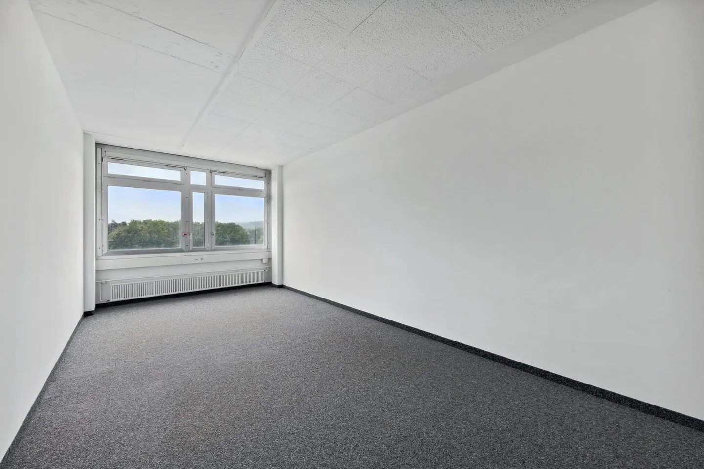 Ready-to-move-in office spaces with good connections - Photo 1 of 10