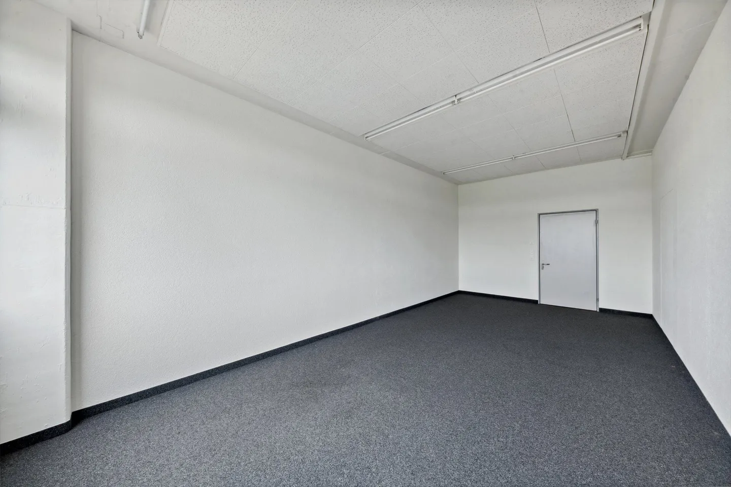 Ready-to-move-in office spaces with good connections - Photo 2 of 10