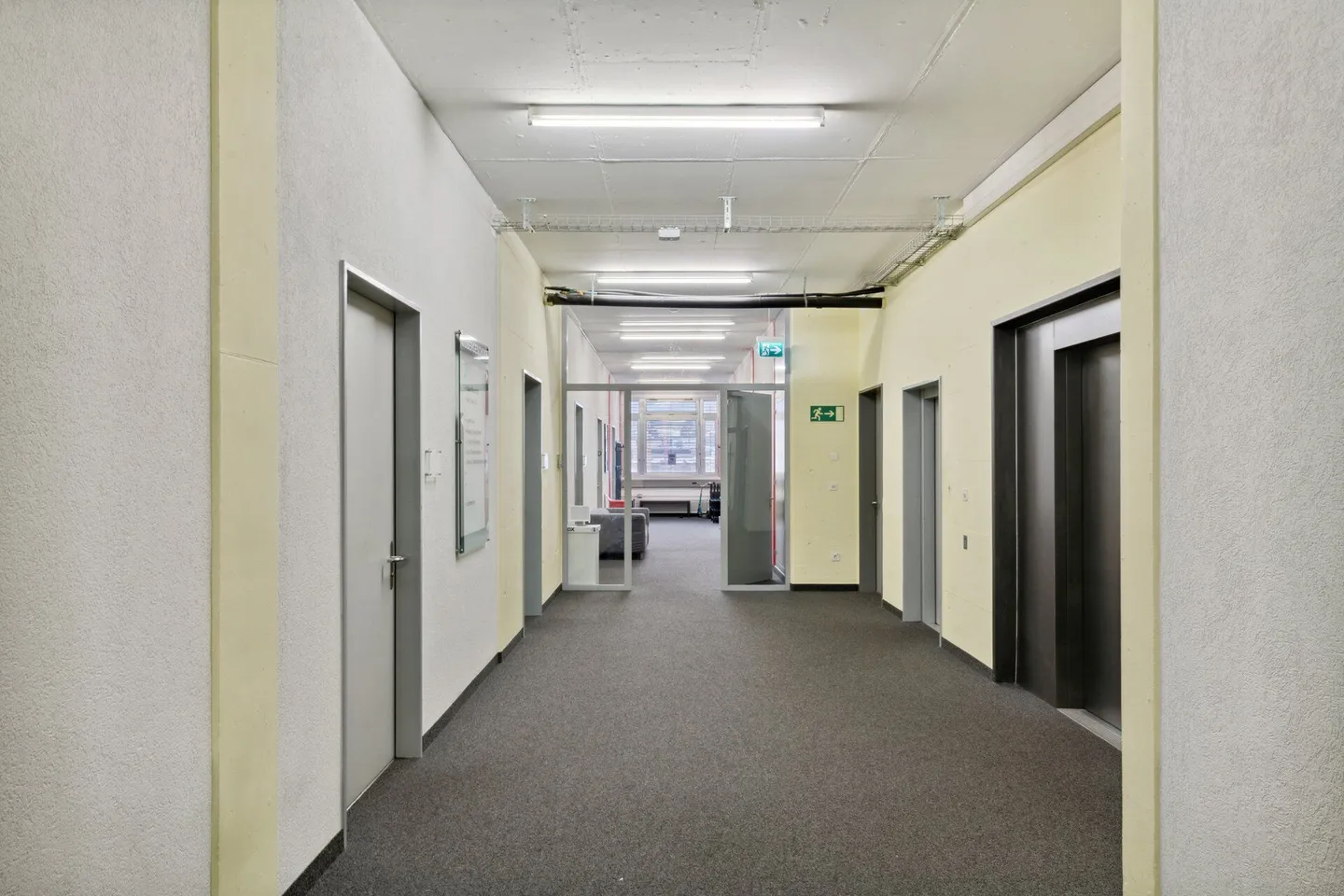 Ready-to-move-in office spaces with good connections - Photo 8 of 10