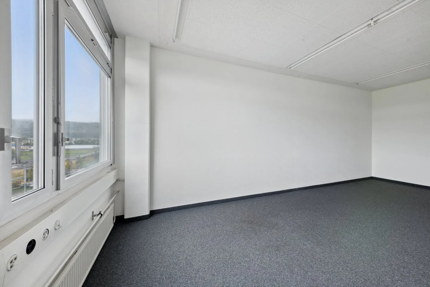 Ready-to-move-in office spaces with good connections - Photo 6 of 10