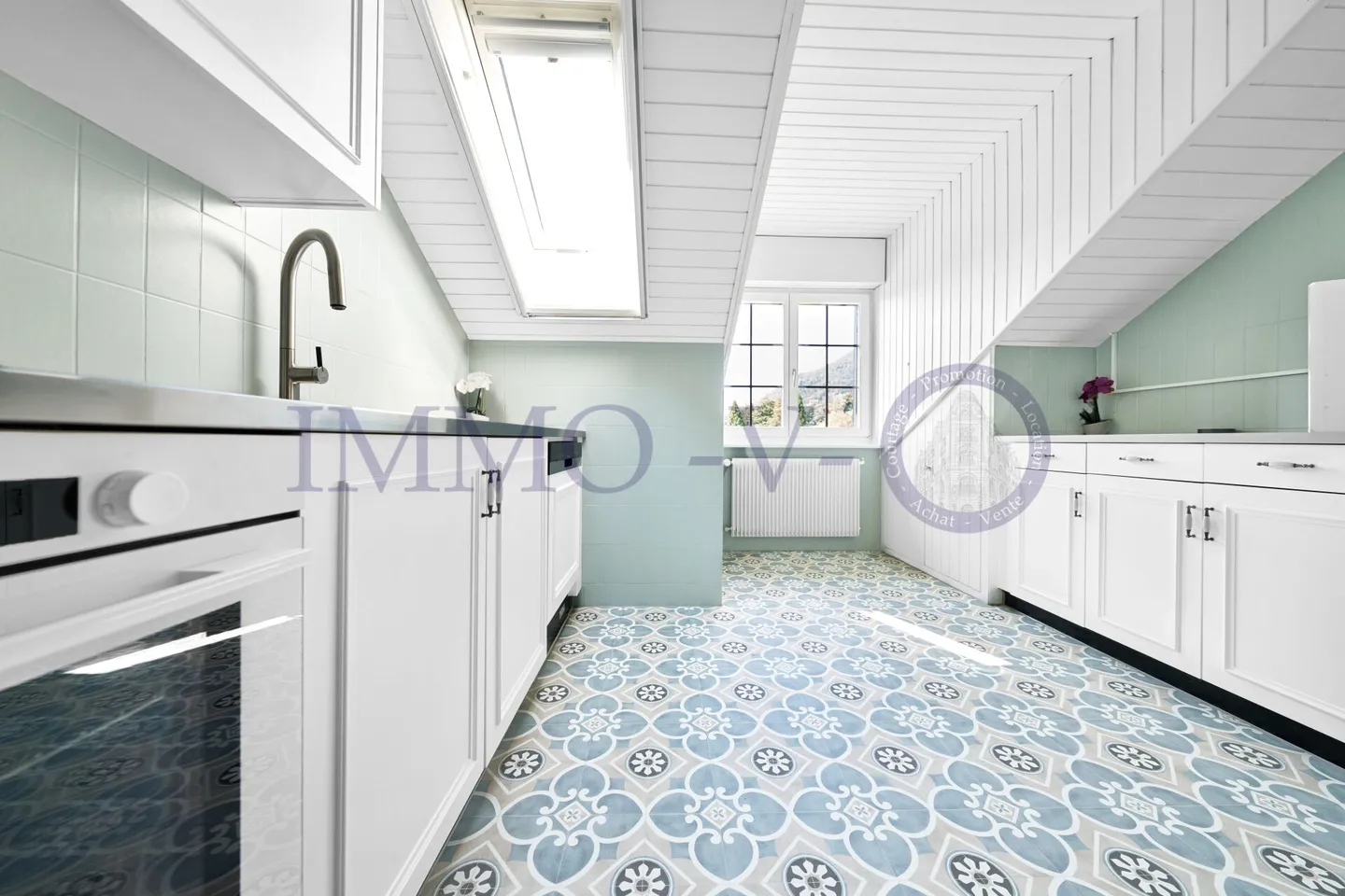 SPACIEUX ATTIQUE, RENOVE AVEC CACHET AVEC BALCON-TERRASSE VUE LAC - Photo 5 sur 9