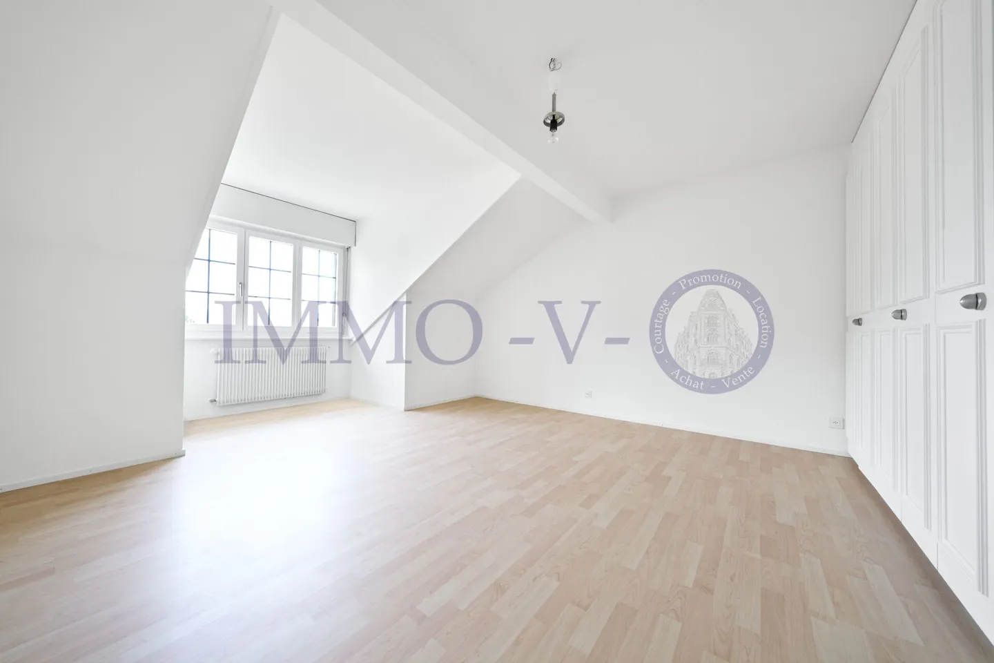 SPACIEUX ATTIQUE, RENOVE AVEC CACHET AVEC BALCON-TERRASSE VUE LAC - Photo 6 sur 9