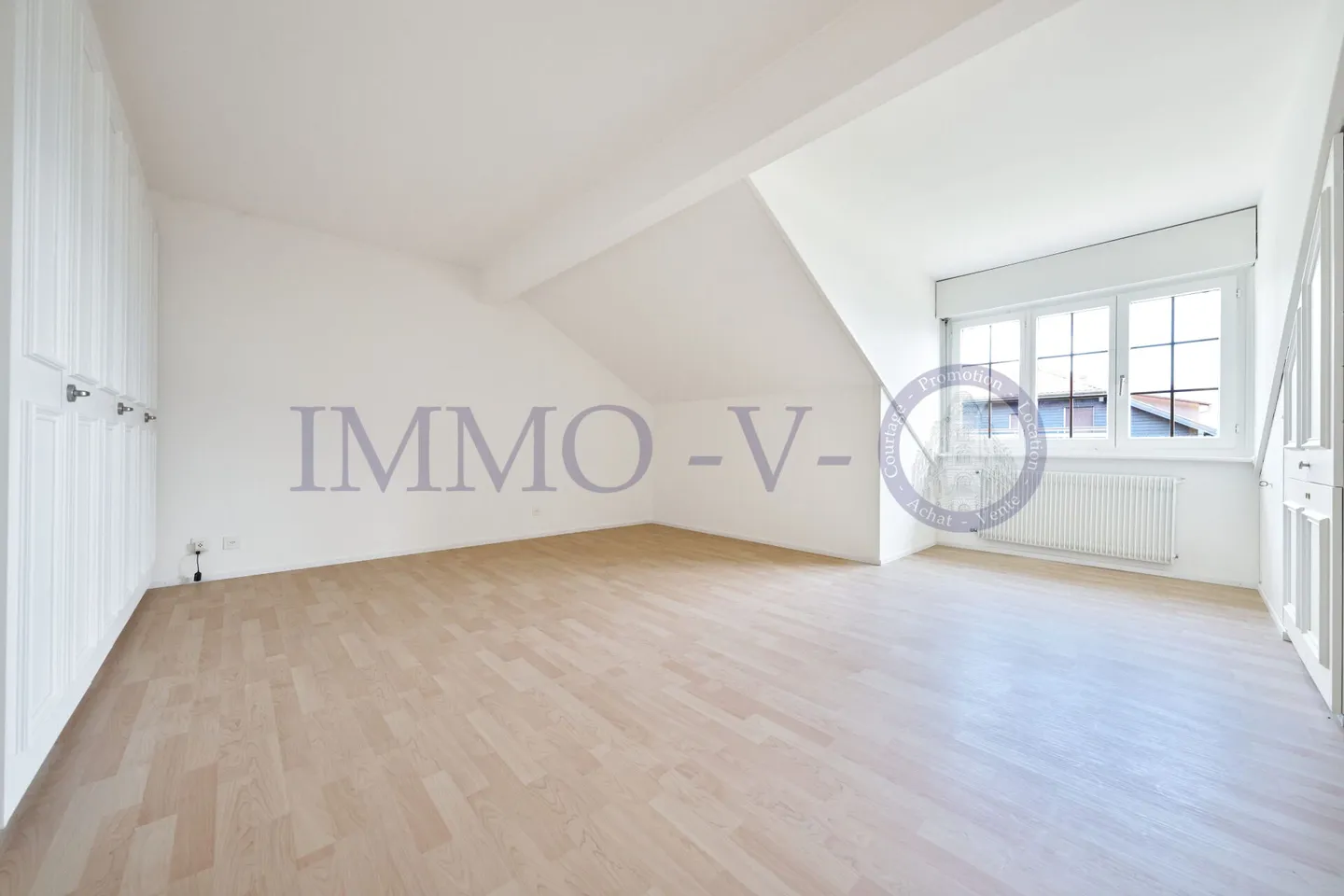 SPACIEUX ATTIQUE, RENOVE AVEC CACHET AVEC BALCON-TERRASSE VUE LAC - Photo 7 sur 9