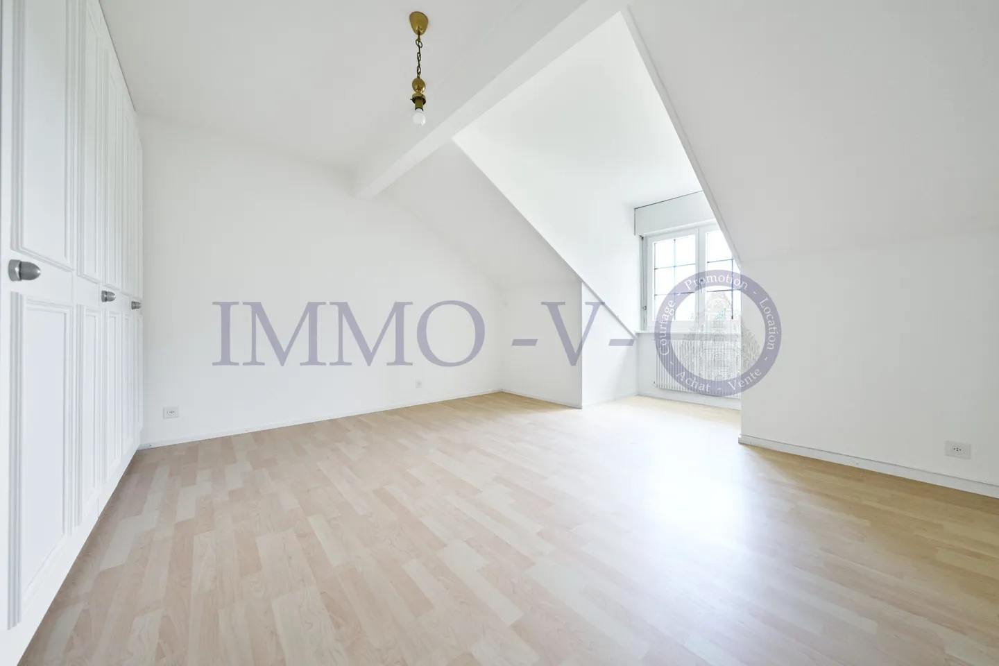 SPACIEUX ATTIQUE, RENOVE AVEC CACHET AVEC BALCON-TERRASSE VUE LAC - Photo 8 sur 9