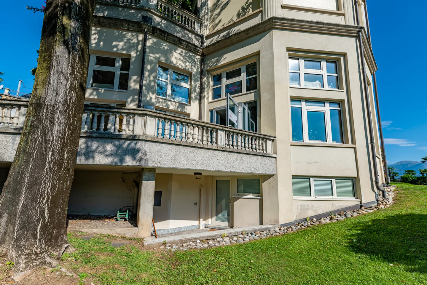 «Büro im Zentrum mit Seeblick und Garage mit 7 Parkplätzen» - Foto 3 von 14