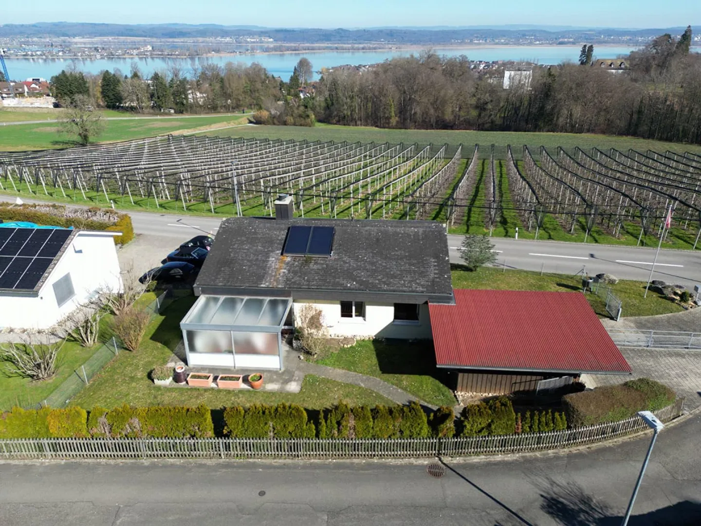 Maison individuelle avec vue sur le lac et vue sur la verdure - Photo 2 sur 5