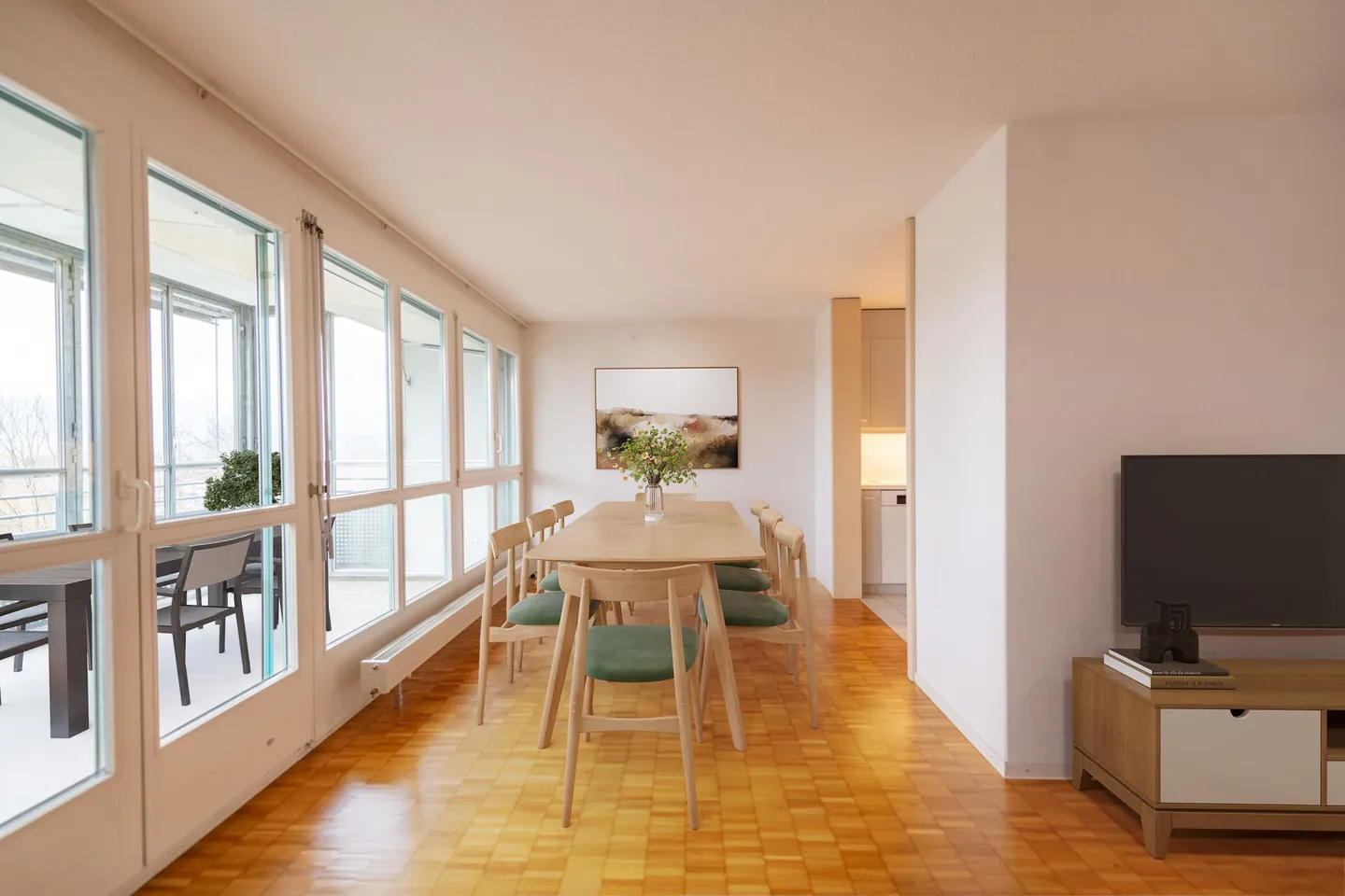 Charming 2.5-room apartment with cozy veranda - Photo 3 of 16