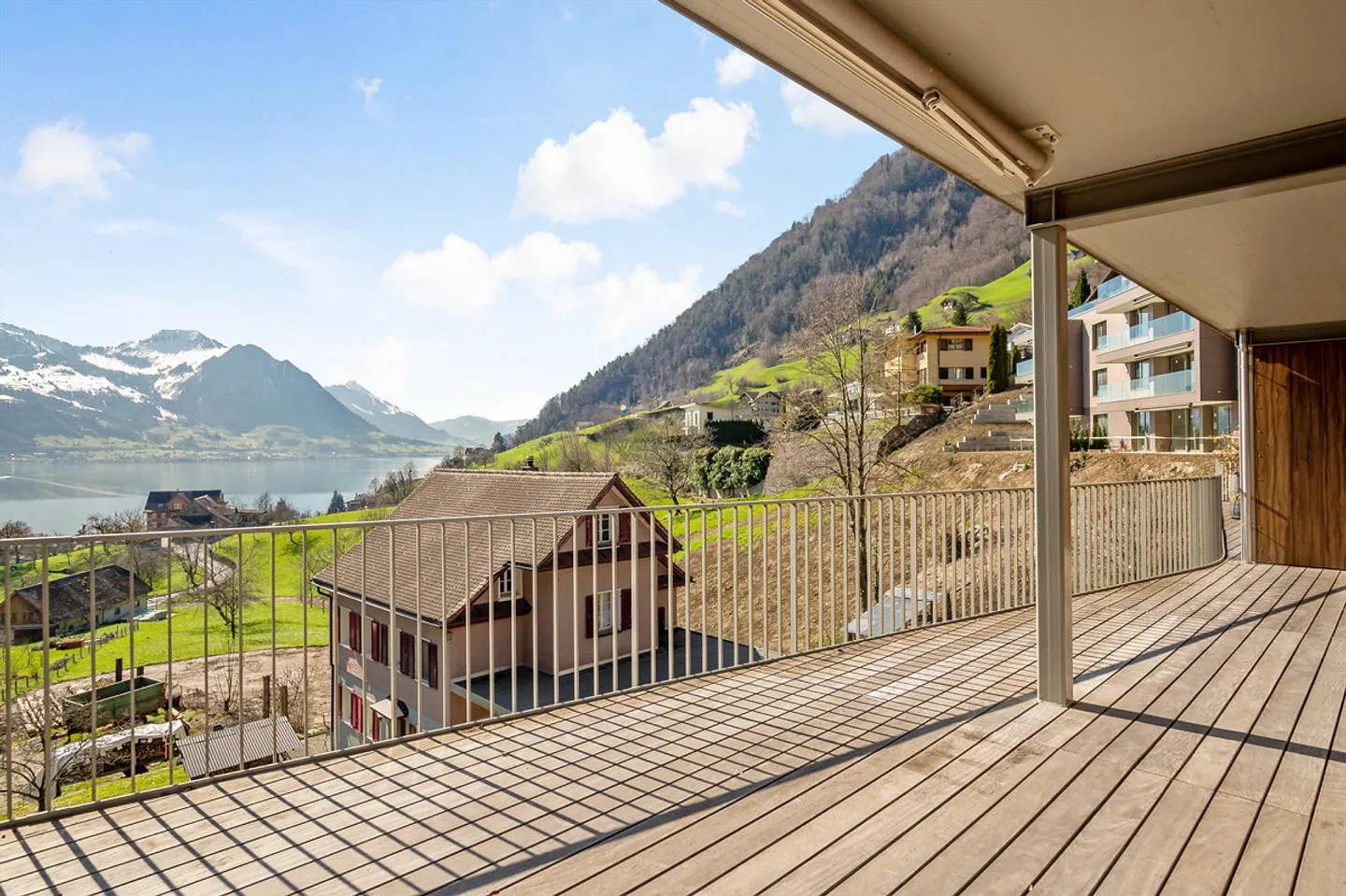 Vivere con vista sul lago e sulle montagne - Foto 3 di 13