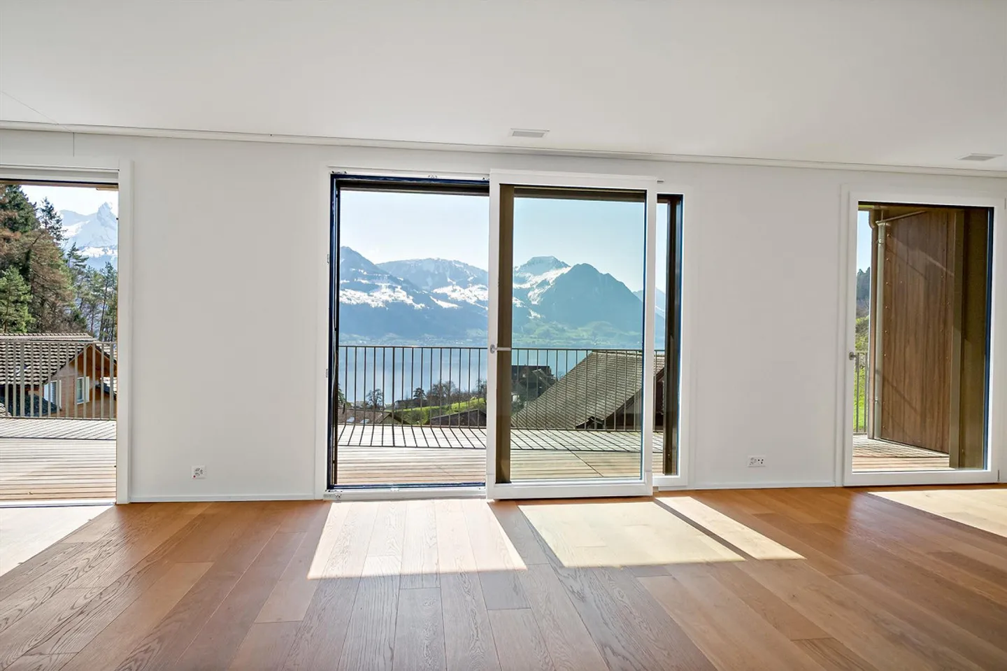 Vivere con vista sul lago e sulle montagne - Foto 4 di 13