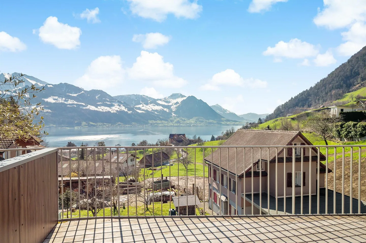 Vivere con vista sul lago e sulle montagne - Foto 1 di 13