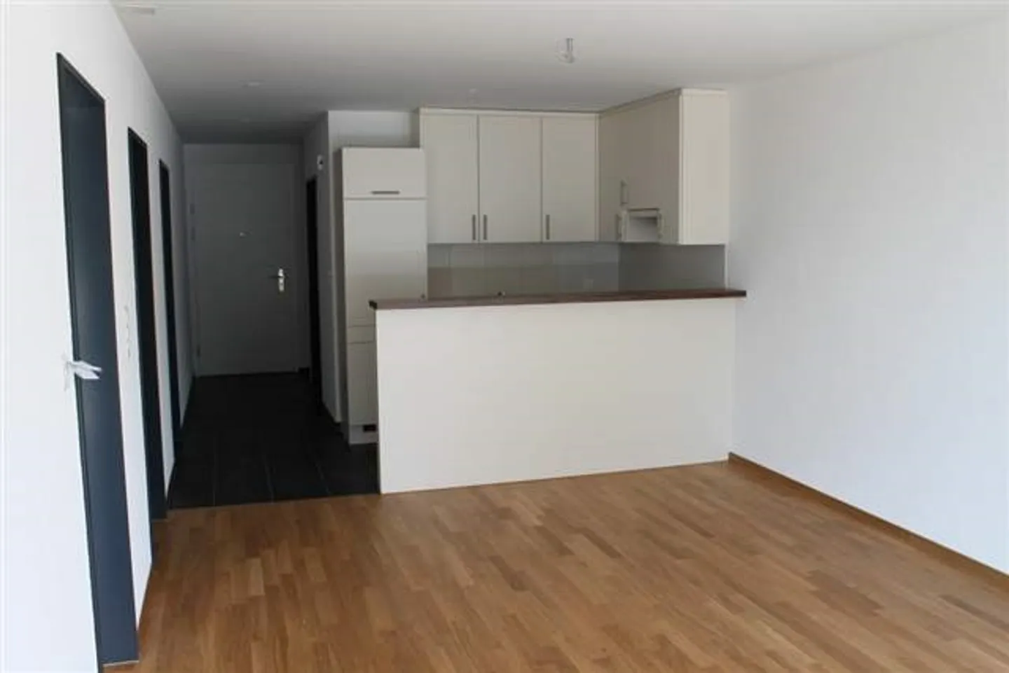Bellissimo appartamento angolare di 3,5 stanze in affitto - Foto 2 di 5