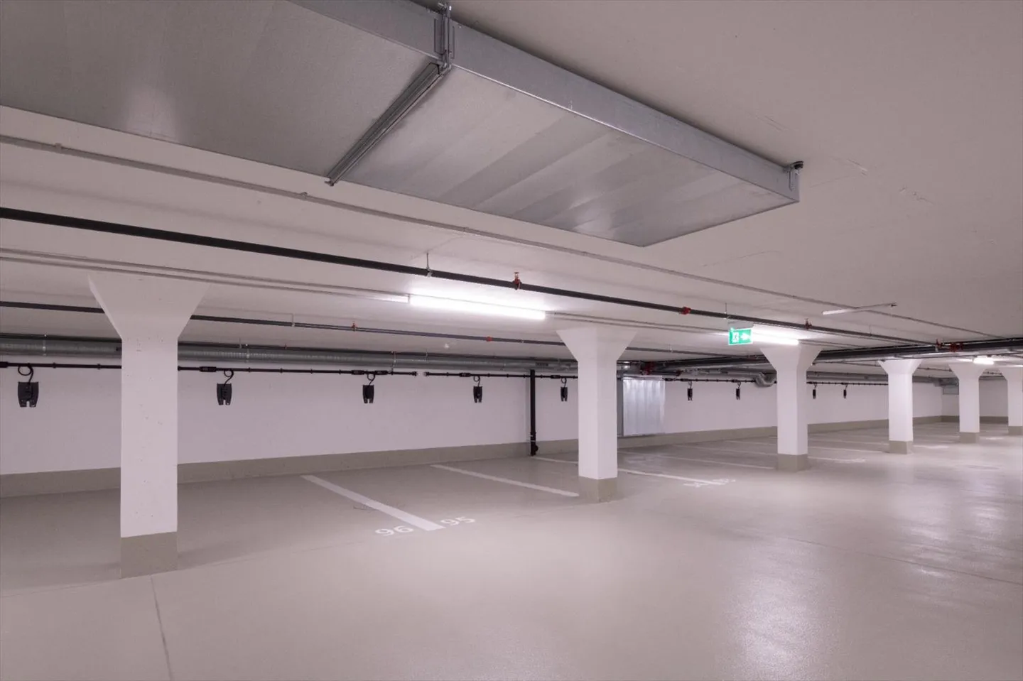 Place de parc intérieure pour voiture électrique - Photo 1 sur 1