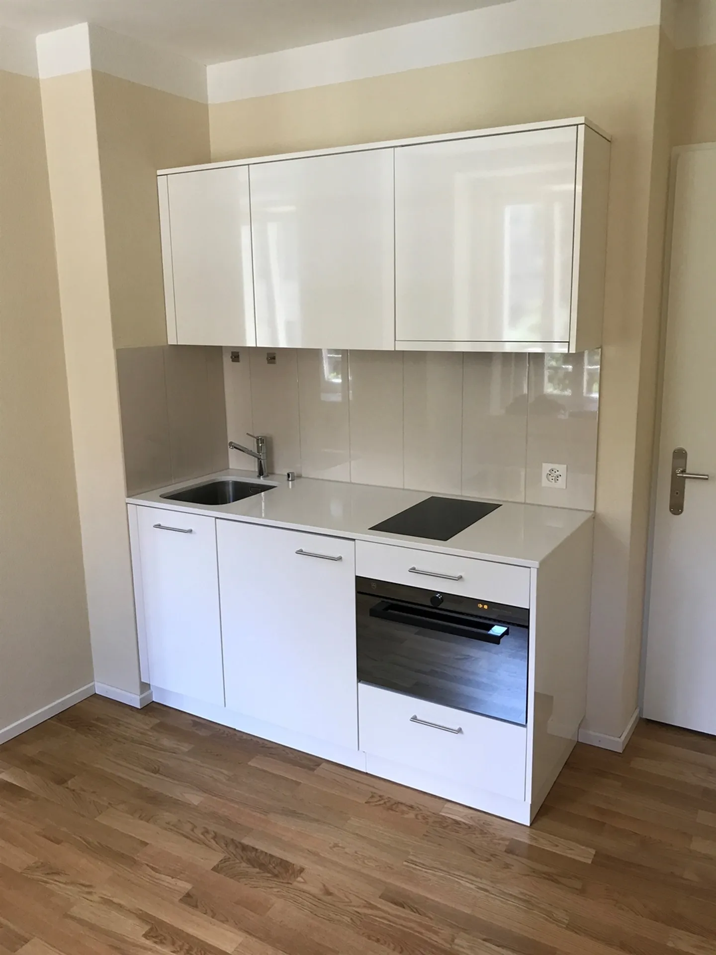 Modern apartment for singles in district 4 - Photo 2 of 3