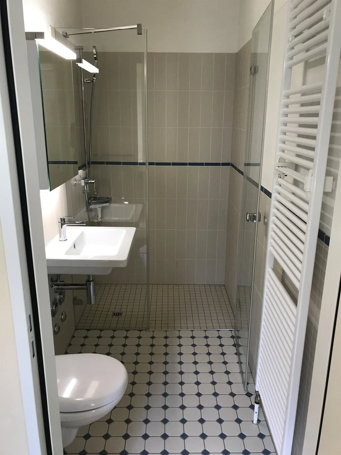Modern apartment for singles in district 4 - Photo 3 of 3