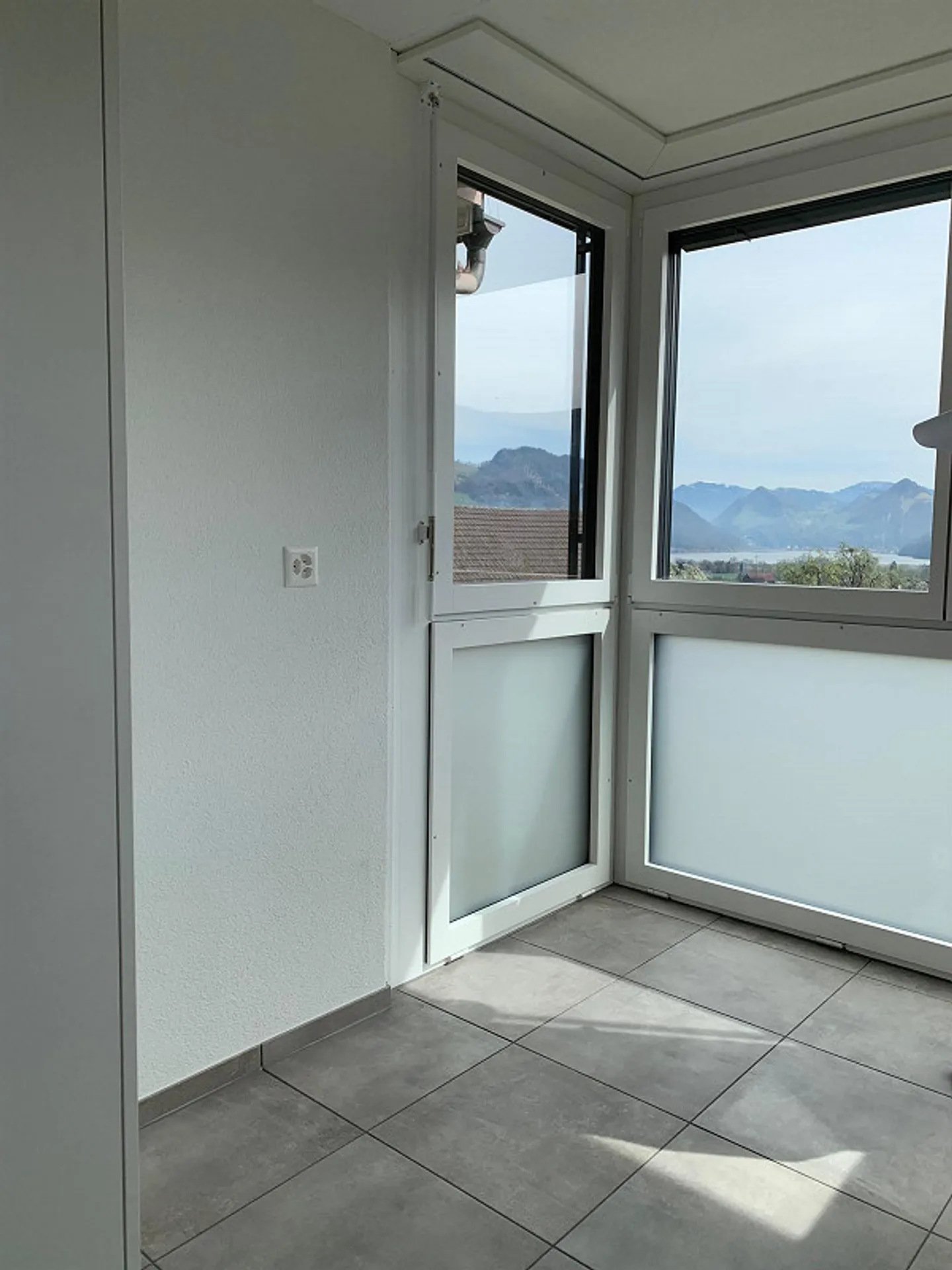 Charmante appartement 4.5 pièces avec panorama sur les montagnes à Alpnach Dorf - Photo 3 sur 11