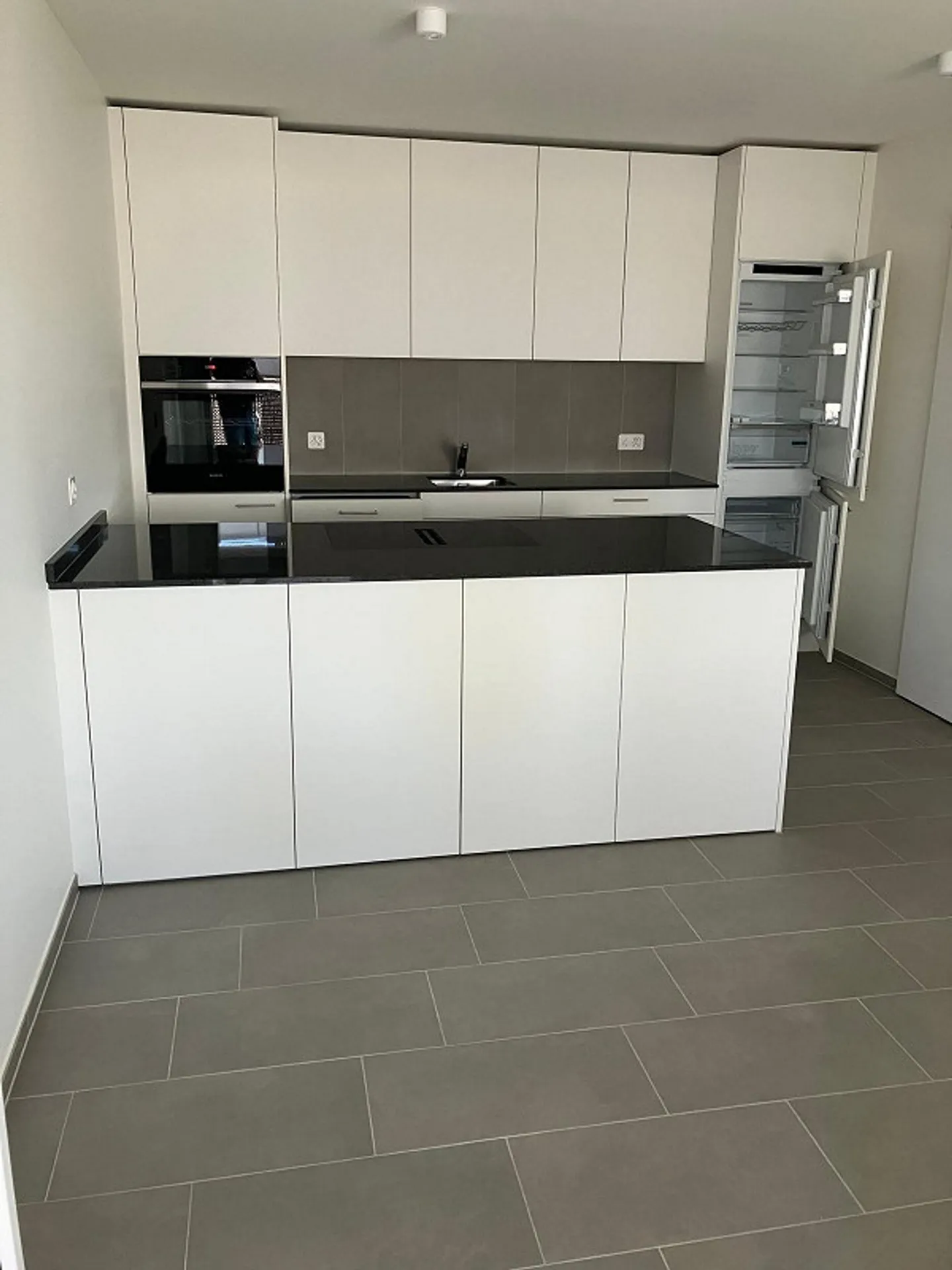 First occupancy of a modern 4-room apartment with a magnificent view - Photo 1 of 7
