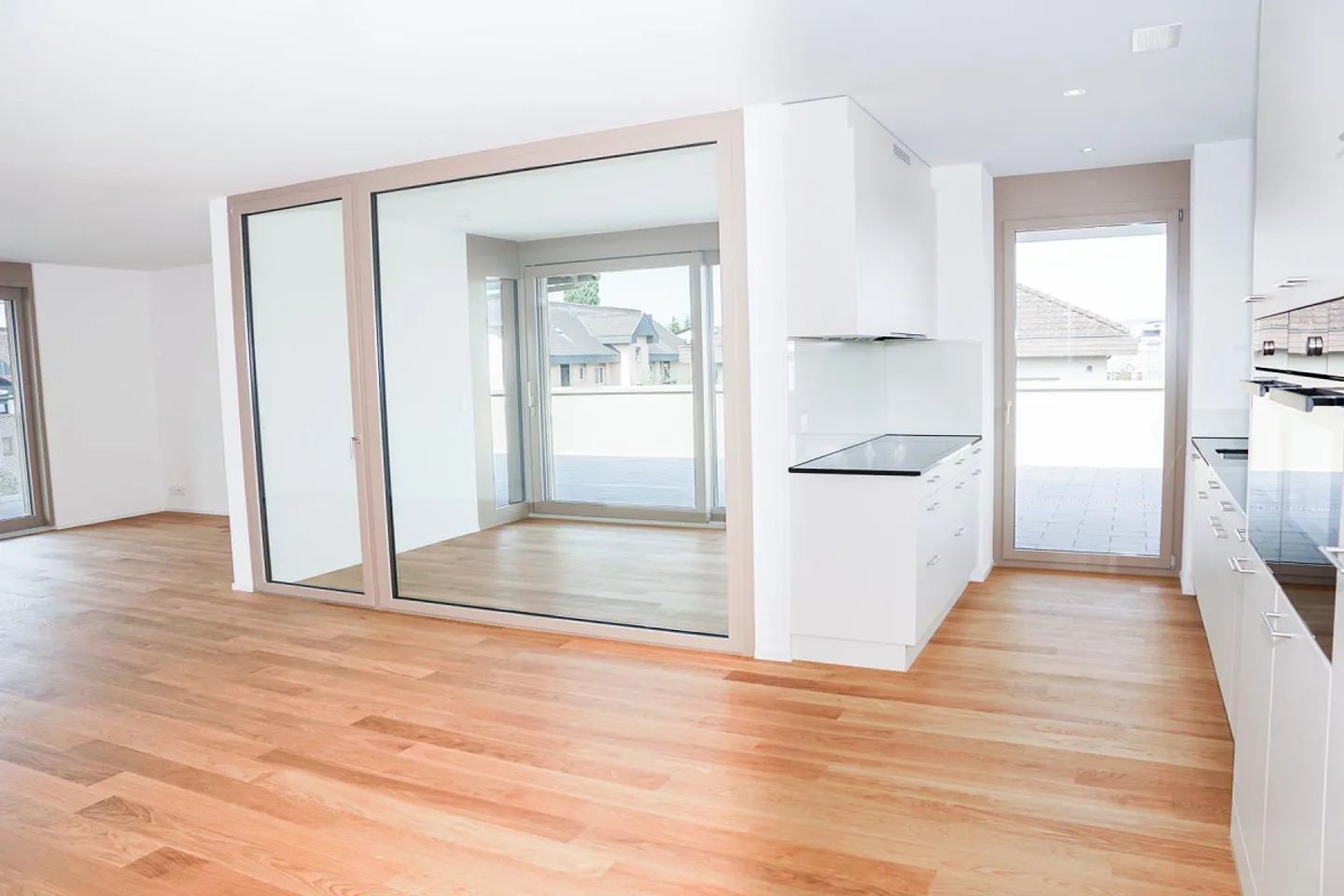 Beautiful, modern apartment in a central location - Photo 4 of 5
