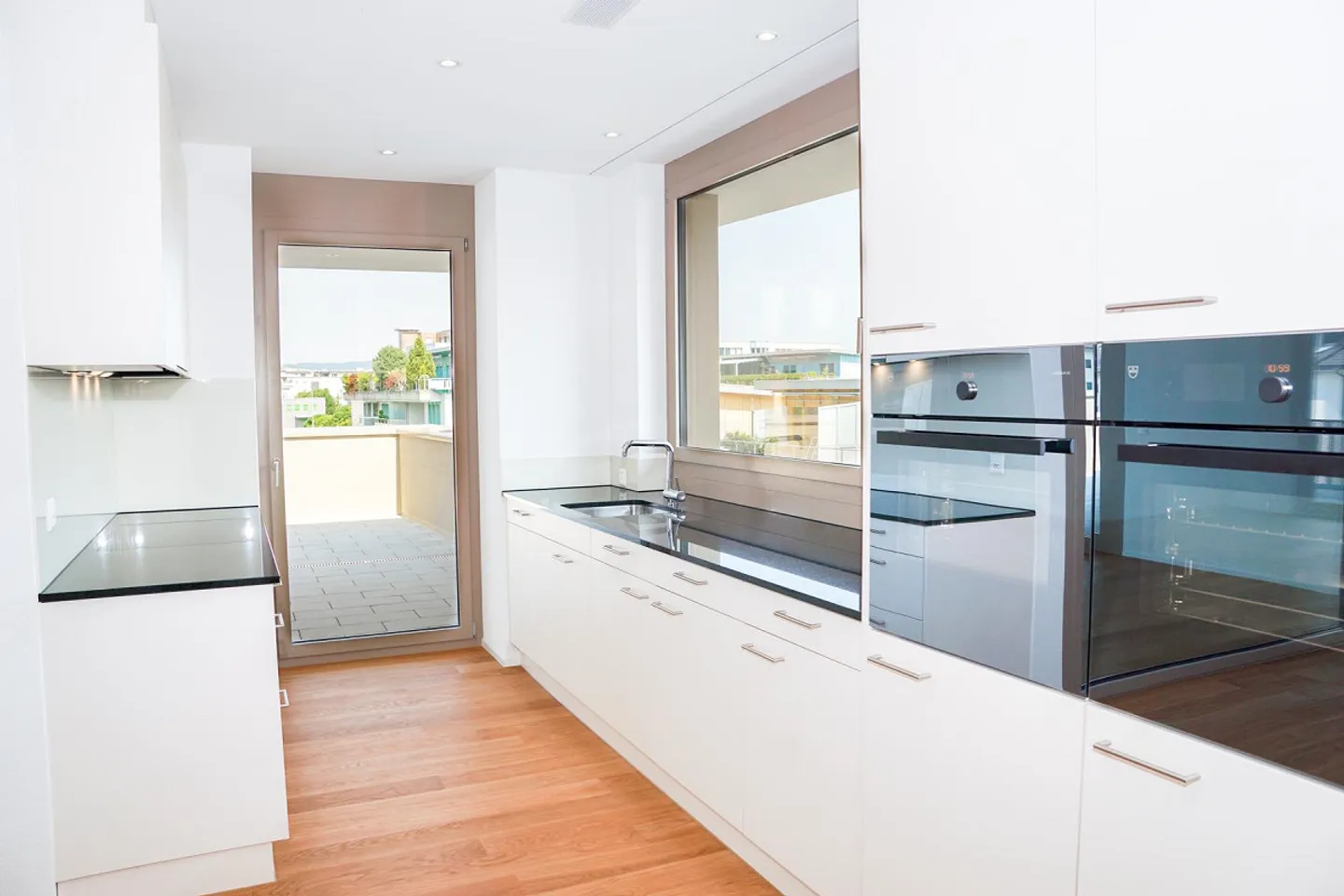 Beautiful, modern apartment in a central location - Photo 2 of 5