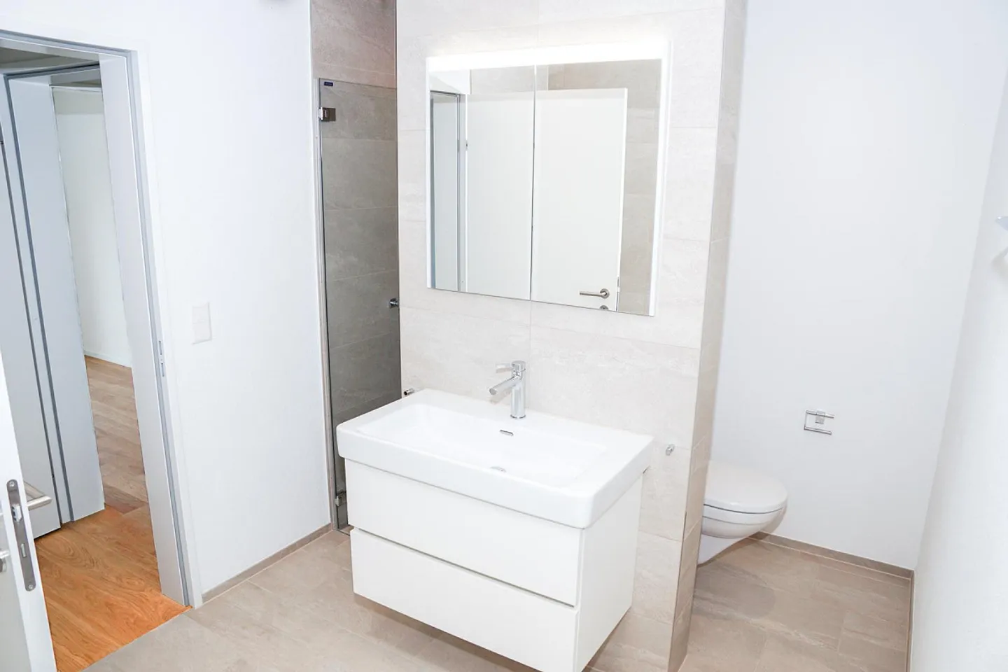 Beautiful, modern apartment in a central location - Photo 3 of 5