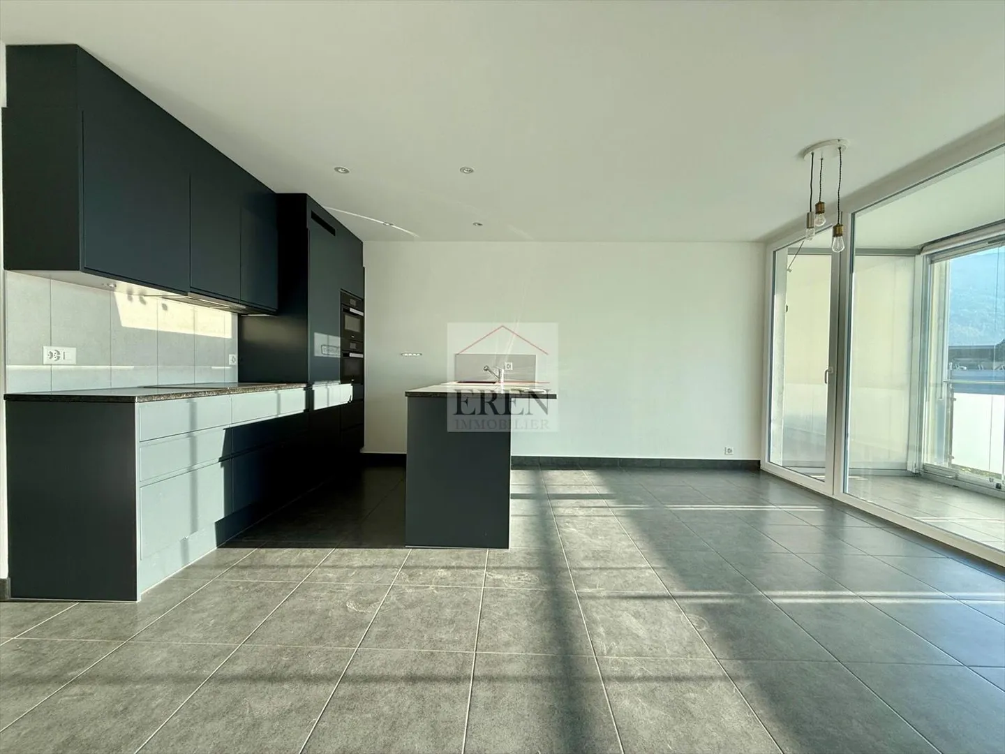 Magnifico e luminoso appartamento di 3,5 locali con una grande terrazza vetrata con - Foto 2 di 13