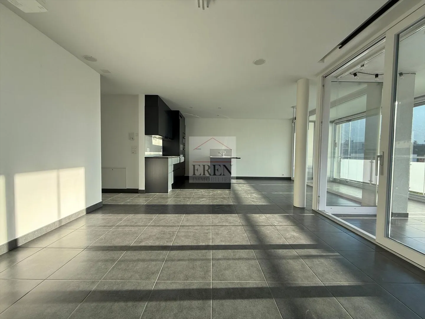 Magnifico e luminoso appartamento di 3,5 locali con una grande terrazza vetrata con - Foto 10 di 13