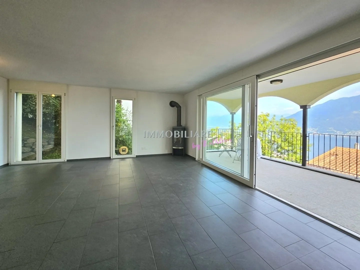 Duplex with 2 large terraces, garden share and partial lake view, primary residence - Photo 4 of 13