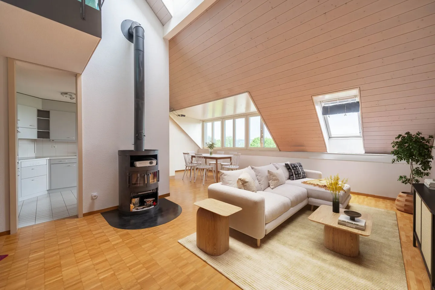 Spacious 2.5-room duplex apartment with cozy terrace - Photo 1 of 14