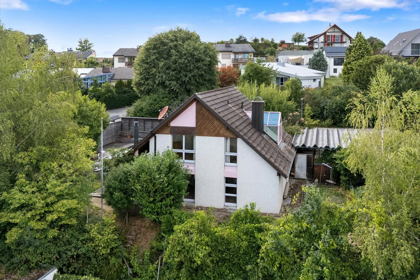 Piscine, sauna et jardin d'hiver : Maison individuelle détachée avec beaucoup de potentiel - Photo 1 sur 19