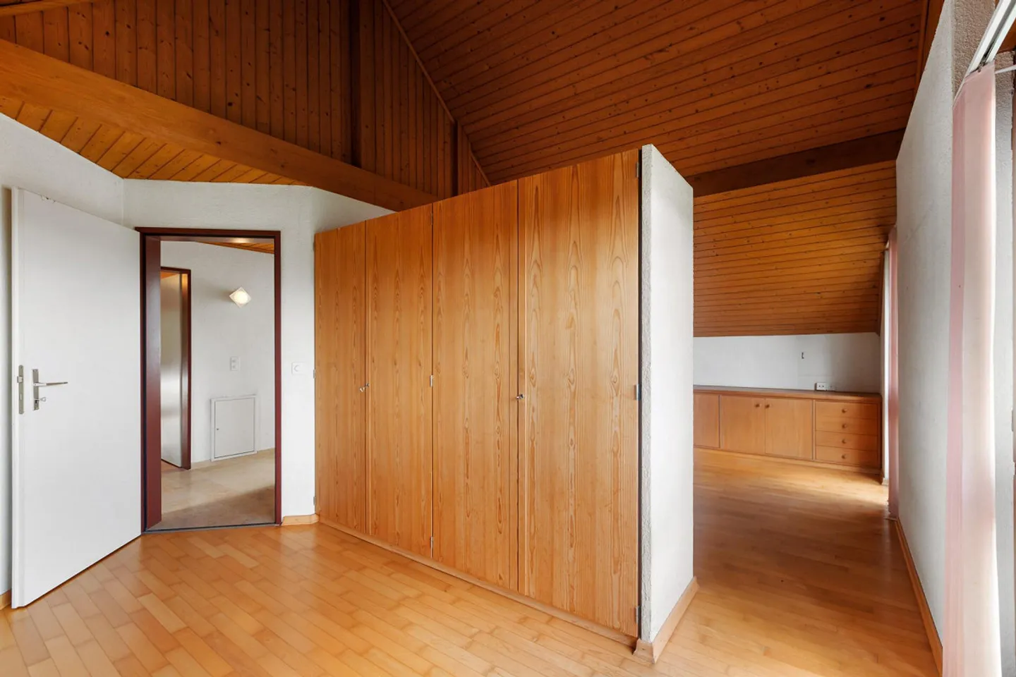 Piscine, sauna et jardin d'hiver : Maison individuelle détachée avec beaucoup de potentiel - Photo 15 sur 19