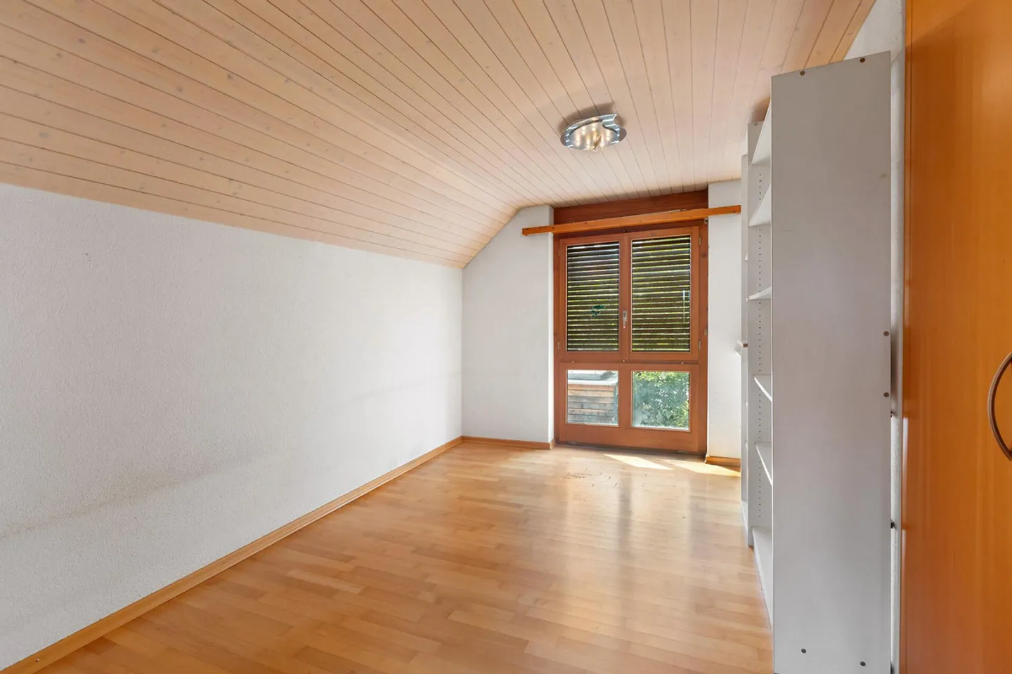 Piscine, sauna et jardin d'hiver : Maison individuelle détachée avec beaucoup de potentiel - Photo 16 sur 19