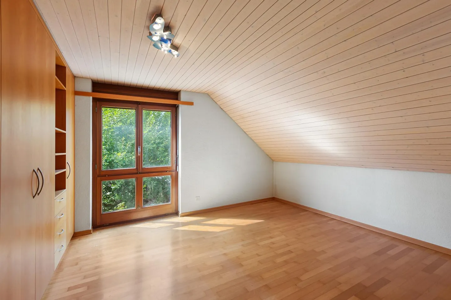 Piscine, sauna et jardin d'hiver : Maison individuelle détachée avec beaucoup de potentiel - Photo 17 sur 19