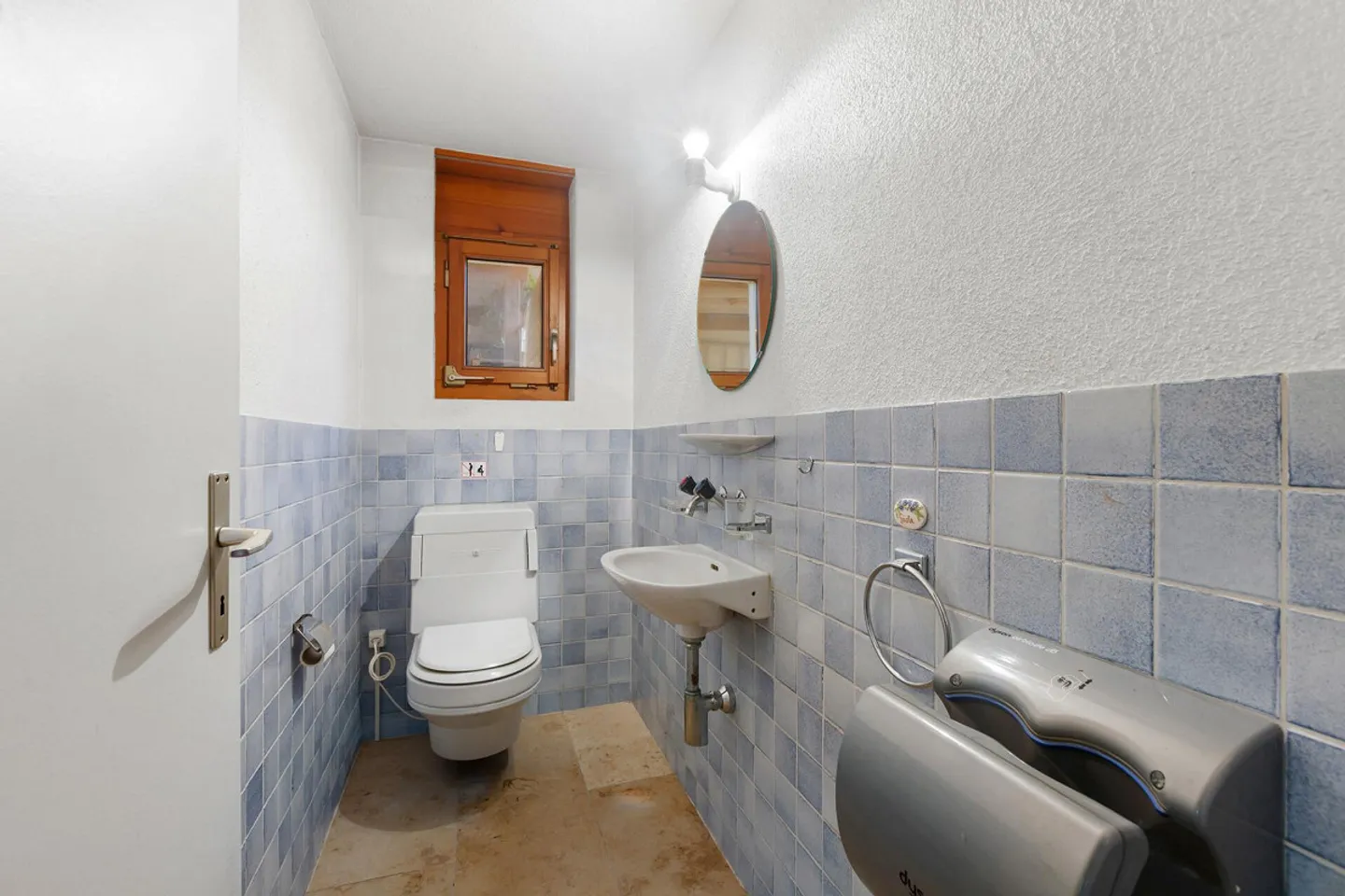 Piscine, sauna et jardin d'hiver : Maison individuelle détachée avec beaucoup de potentiel - Photo 18 sur 19
