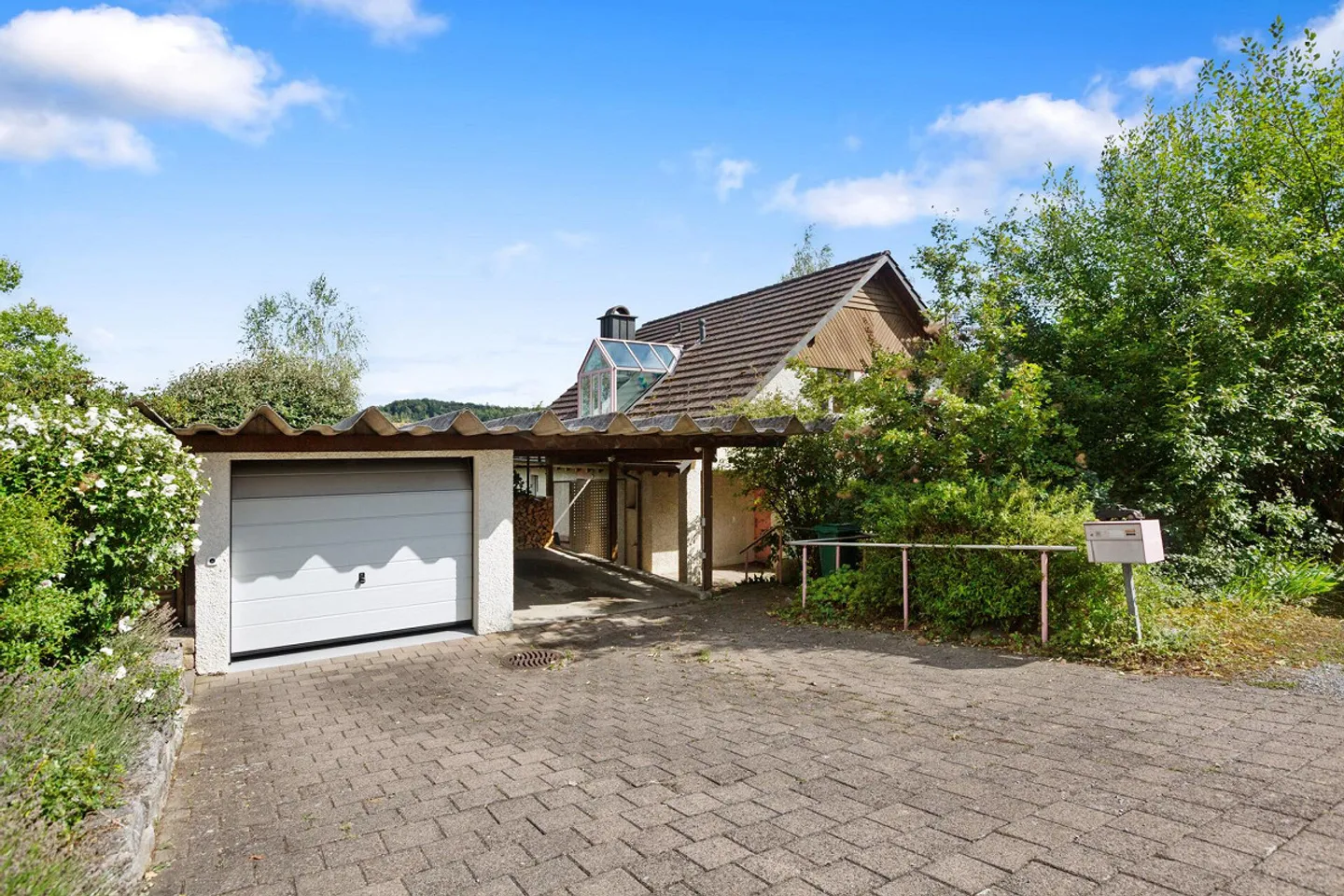 Piscine, sauna et jardin d'hiver : Maison individuelle détachée avec beaucoup de potentiel - Photo 2 sur 19