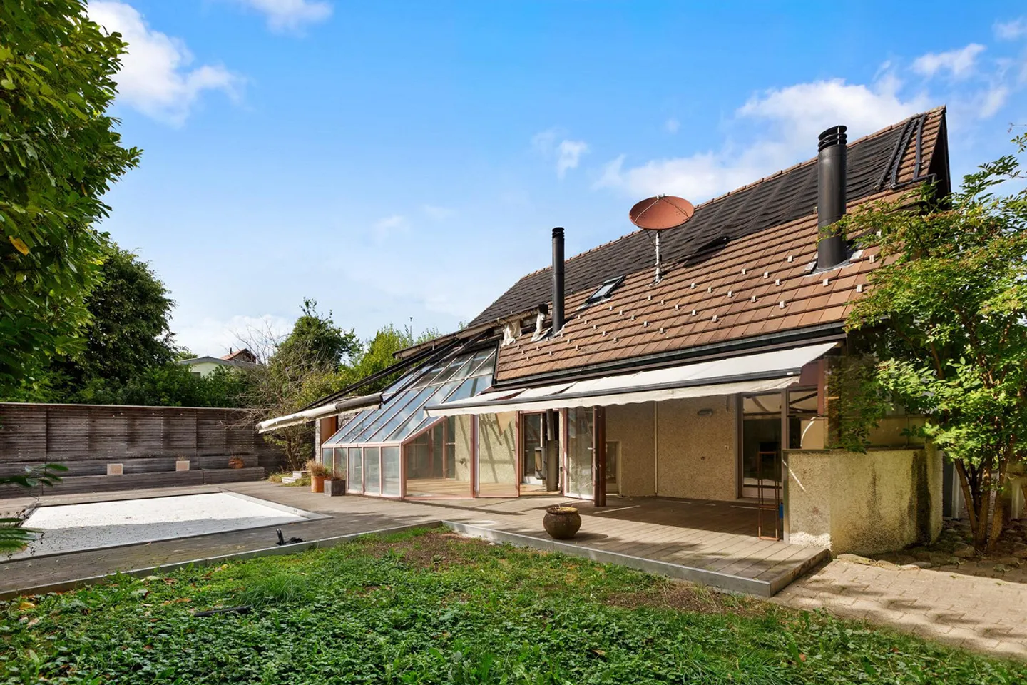 Piscine, sauna et jardin d'hiver : Maison individuelle détachée avec beaucoup de potentiel - Photo 3 sur 19