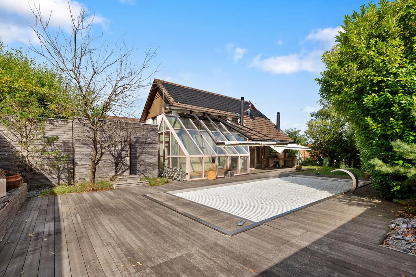 Piscine, sauna et jardin d'hiver : Maison individuelle détachée avec beaucoup de potentiel - Photo 4 sur 19