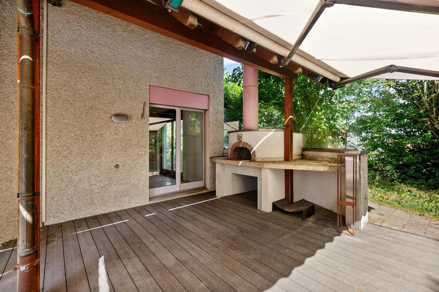 Piscine, sauna et jardin d'hiver : Maison individuelle détachée avec beaucoup de potentiel - Photo 5 sur 19