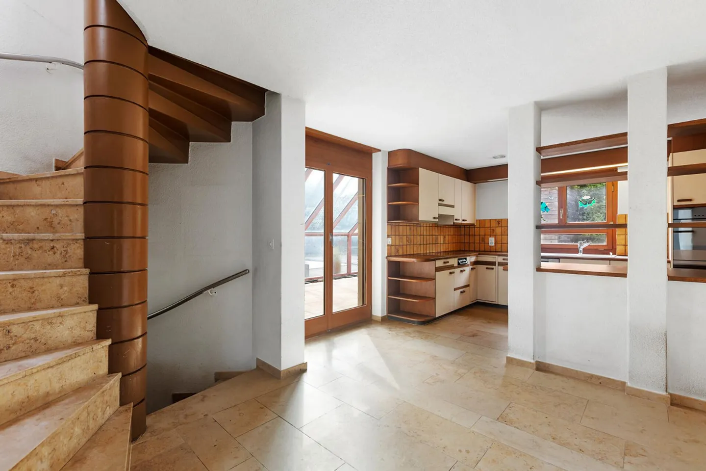 Piscine, sauna et jardin d'hiver : Maison individuelle détachée avec beaucoup de potentiel - Photo 8 sur 19