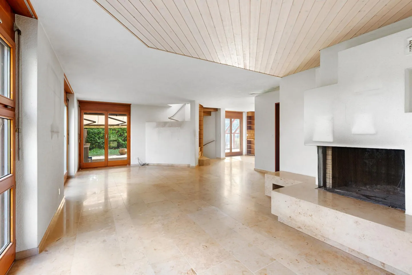 Piscine, sauna et jardin d'hiver : Maison individuelle détachée avec beaucoup de potentiel - Photo 10 sur 19